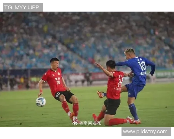 南京足球队在城市联赛中以63分稳居榜首争夺冠军形势一片大好