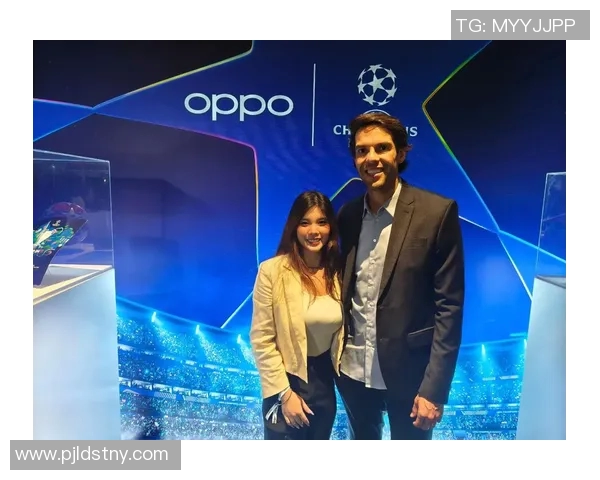 足球明星与女友甜蜜同框球场瞬间展现爱情与激情的完美结合 足球明星与女友甜蜜同框球场瞬间展现爱情与激情的完美结合